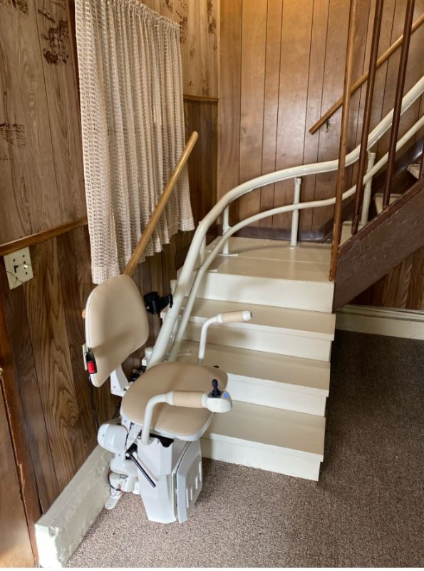 Hawle-curved-stairlift-installed-in-Kenosha-Wisconsin-by-Lifeway-Mobility.JPG