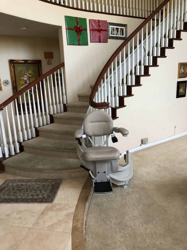 curved stairlift installed in Anahiem CA by Lifeway Mobility