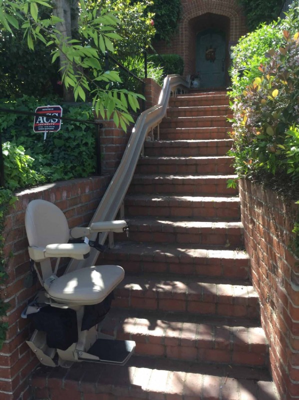 outdoor-curved-stairlift-in-Irvine-CA.JPG