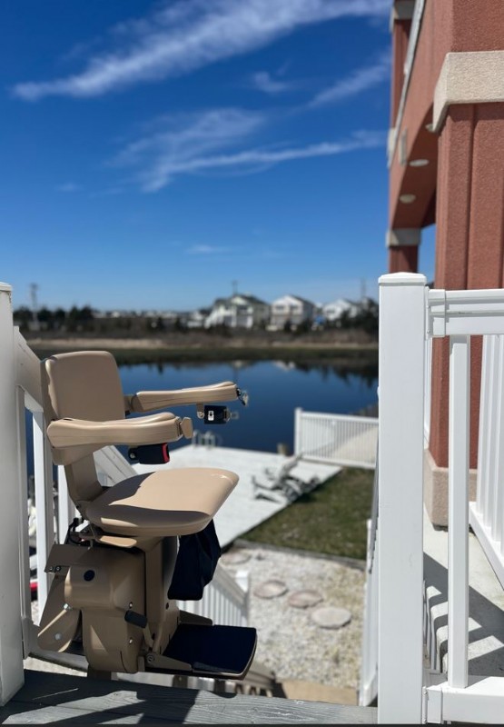 outdoor-stairlift-near-marina-from-Lifeway-Mobility-Philadelphia.JPG