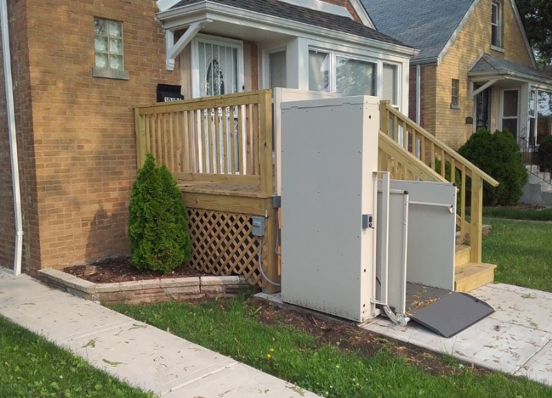 outdoor wheelchair lift installed in Chicago IL