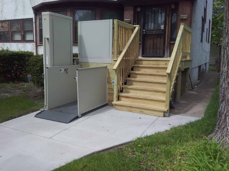 porch lift in Chicago for accessible entrance