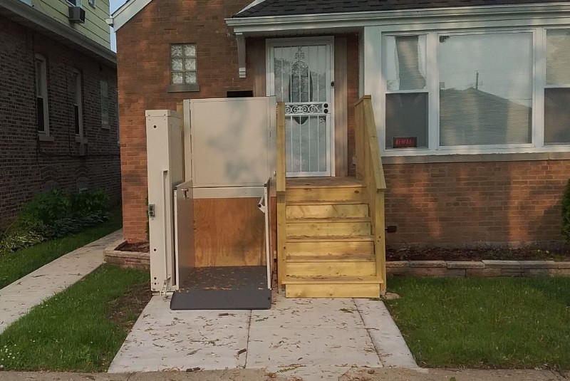 porch lift in front yard of Chicago home