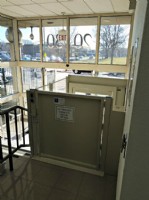 top landing gate of commercial lift in Jesse Brown VA office Chicago